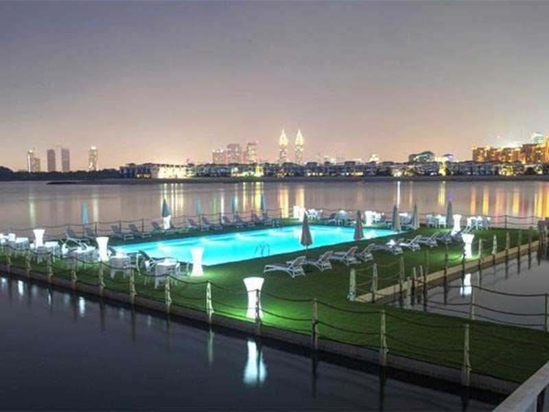 نخيل تكشف عن أول حوض سباحة عائم بالإمارات